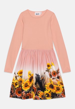 Vestido rosa de manga larga con estampado de girasoles y caballos en la falda, escote redondo y cintura fruncida.