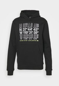 Černá mikina s kapucí, na přední straně s grafickým motivem geografických souřadnic v bílé a žluté barvě, a s nápisem "NEVER STOP EXPLORING" ve spodní části.