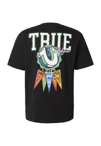 Czarny T-shirt z napisem "TRUE Religion", dużym logo oraz kolorowymi proporczykami miast: Los Angeles, Nowy Jork, Londyn, Paryż i Tokio na plecach.