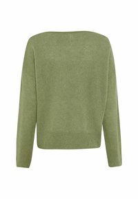 Maglione lavorato a maglia verde oliva con scollo largo e rilassato, maniche lunghe e orlo leggermente accorciato. La texture sembra morbida e liscia.