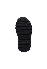 Suela de zapato de goma negra con patrón de agarre texturizado, tacos rectangulares y una forma curva en la punta y el talón. Logotipo impreso visible.