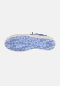 La semelle de la sneaker bleu clair présente une surface texturée avec un motif en chevrons, mettant en avant le logo "P448" en lettres en relief.