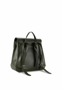 Zaino in pelle verde con forma strutturata, spallacci regolabili e manico superiore. Presenta un design elegante e dettagli hardware discreti.