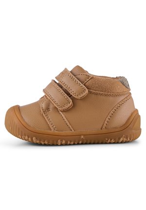 Scarpa per bambino in pelle color tan con doppie strisce in Velcro e superficie testurizzata. Suola in gomma arrotondata con piccoli motivi antiscivolo. Interno morbido e foderato.