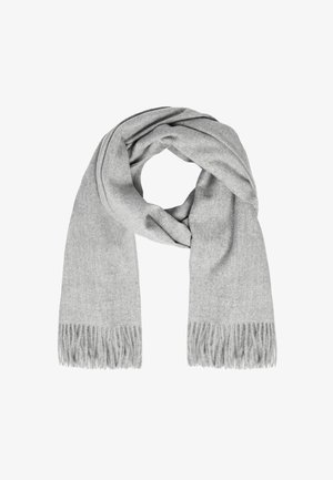 Mäkký svetlosivý vlnený šál s twisted slučkou a strapcami na koncoch na bielom pozadí.