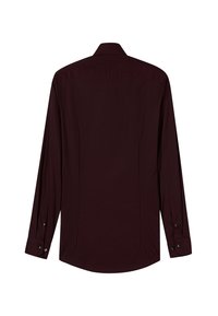 Burgunderrotes Langarmhemd mit kragenförmigem Halsausschnitt, dezent strukturiertem Stoff und geknöpften Manschetten mit Klappen.