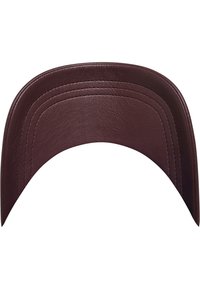 Bordeauxfarbenes Leder-Visier mit geschwungener Form und mehreren gesteppten Akzentlinien entlang der Kanten, die ein glattes, strukturiertes Aussehen verleihen.