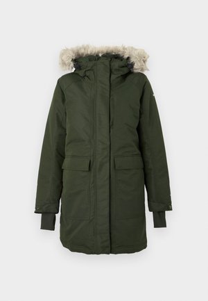 Roheline parka, millel on kunstkarvase voodriga kapuuts, tõmbluku sulgumine, kaks eesmist taskut ning soonikkoes varrukaservad lisasoojust ja mugavust pakkuvaks.