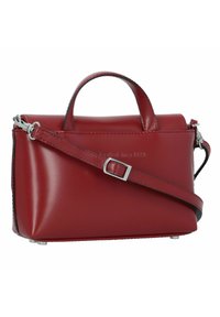 Bolso de mano de cuero rojo con un diseño estructurado, que presenta asas cortas, una correa de hombro ajustable y detalles en metal plateado.