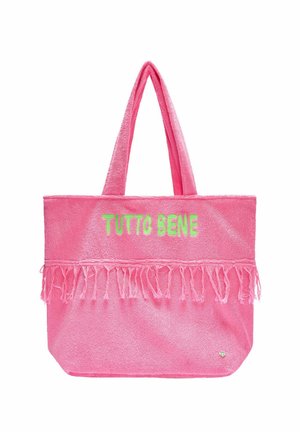 Rosa Stofftasche mit Fransen und grünem Schriftzug „TUTTO BENE“ zentriert nahe oben, zwei Griffe, die nach oben zeigen.