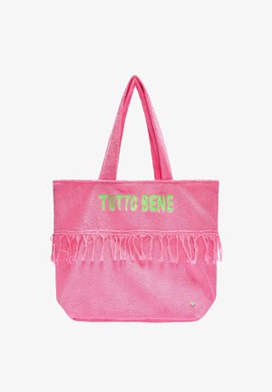 Sac fourre-tout en tissu rose avec détails en franges et texte vert "TUTTO BENE" centré près du haut, deux poignées s'étendant vers le haut.
