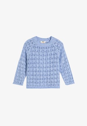 Jasnoniebieski sweter dzianinowy z koronkowym wzorem, okrągłym dekoltem i rękawami o długości trzech czwartych. Tekstura jest przewiewna z delikatnym wzornictwem.