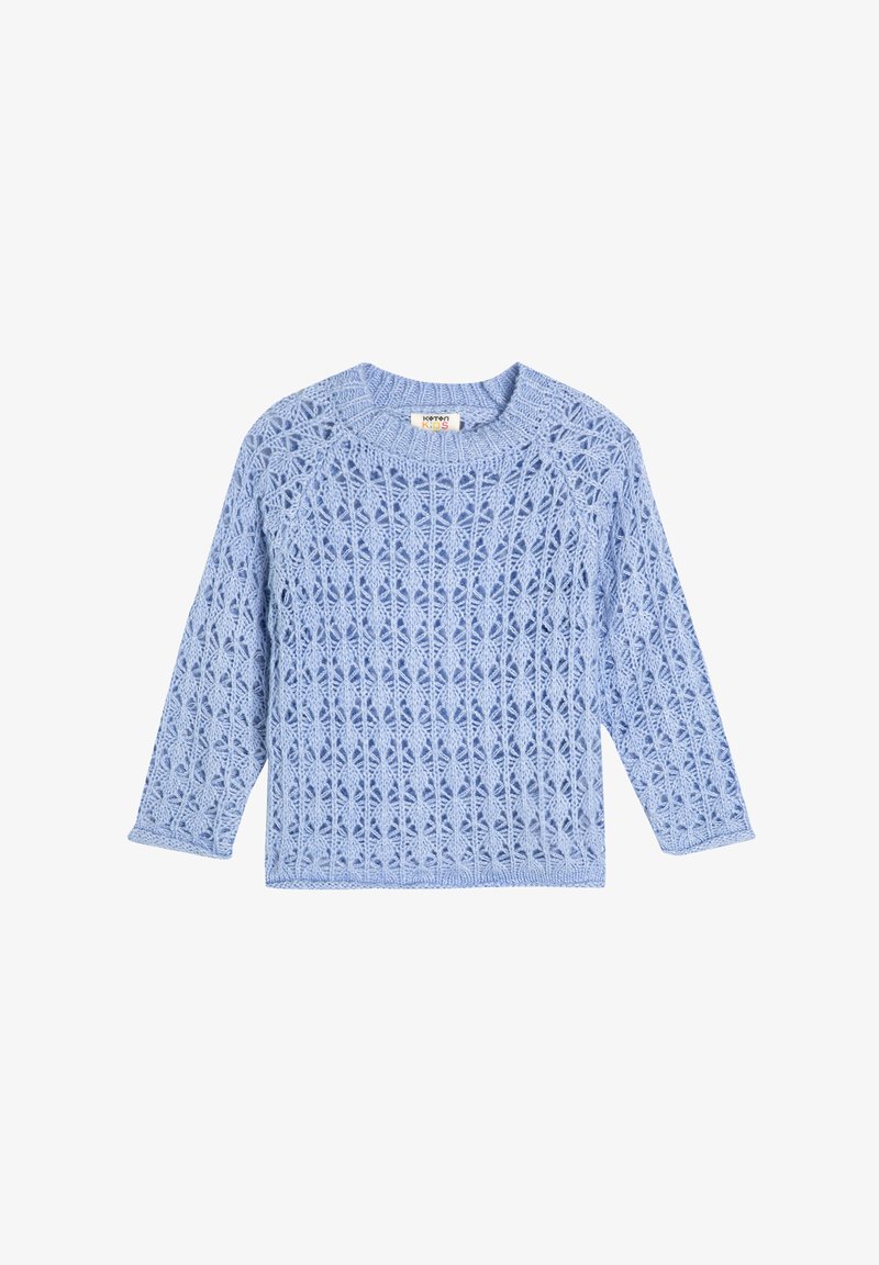 Jasnoniebieski sweter dzianinowy z koronkowym wzorem, okrągłym dekoltem i rękawami o długości trzech czwartych. Tekstura jest przewiewna z delikatnym wzornictwem.