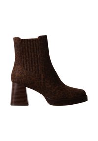 Bottine en daim marron imprimé léopard avec talon bloc et empiècement latéral élastique pour un port facile, isolée sur fond blanc.