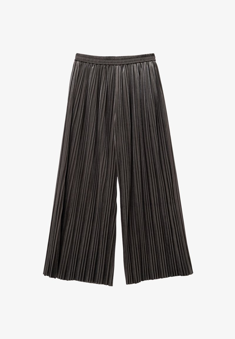 Gestreepte zwarte culottes met een elastische tailleband, gemaakt van een textuurstof. Het ontwerp heeft diepe verticale plooien voor extra beweging.