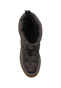 Czarne zimowe buty w deseń, z puffowatą cholewką, zamkiem błyskawicznym i gumową podeszwą. Posiadają fakturowany materiał i kontrastującą brązową podeszwę.