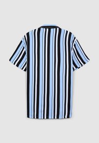 Camicia a maniche corte con righe verticali in azzurro chiaro, nero e bianco. Il tessuto ha una trama liscia con un design del colletto classico.
