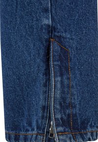 Denim jeans met een lichtblauwe tint en oranje stiksels. Kenmerkt zich door een ritssluiting aan de zoom en een licht vervaagde textuur.