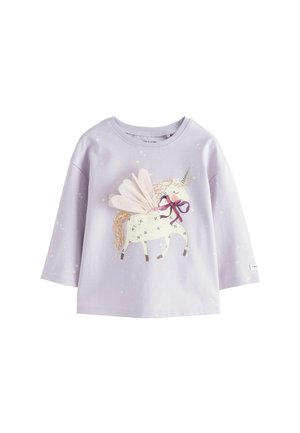 Lavendelfarbenes Langarm-T-Shirt mit einem Einhorn-Design, das pinke Flügelakzente und glitzernde Details aufweist sowie einen runden Halsausschnitt hat.