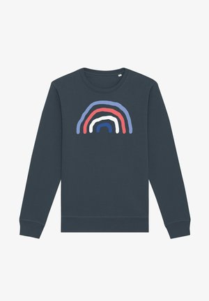 Sudadera de cuello redondo en gris oscuro con mangas largas, que presenta un arcoíris dibujado a mano en azul, rojo, blanco y azul marino, centrado en el pecho.