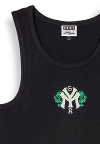 Top sin mangas negro con canalé, de cuello redondo, y un diseño de logotipo bordado en verde y plata que presenta acentos florales en el centro.