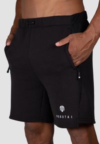 Shorts neri realizzati in tessuto morbido con vita elasticizzata, tasche con zip e un piccolo logo bianco sulla gamba sinistra.