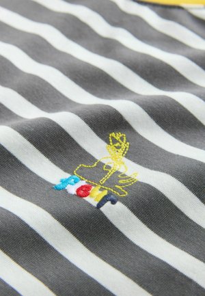 Szürke és fehér csíkos szövet színes hímzett koronával és "tomr" betűkkel kék, piros, fehér, sárga és fekete cérnával.