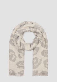Écharpe enroulable en tissu doux, présentant une base beige clair ornée d'un imprimé léopard gris, finition avec des bords effilochés pour plus de texture.