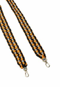Vlechtband in zwart, oranje en grijs materiaal met metalen clips aan beide uiteinden. Getextureerd patroon met contrasterende kleuren en een strakke afwerking.
