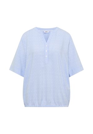 Blouse rayée verticale bleu clair et blanche avec manches courtes, col rond avec fente en V, trois boutons à l'avant et ourlet élastique.