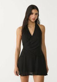 Stradivarius - SHORT FLOWING HALTER - Denné šaty - black Miniatúrny obrázok 1