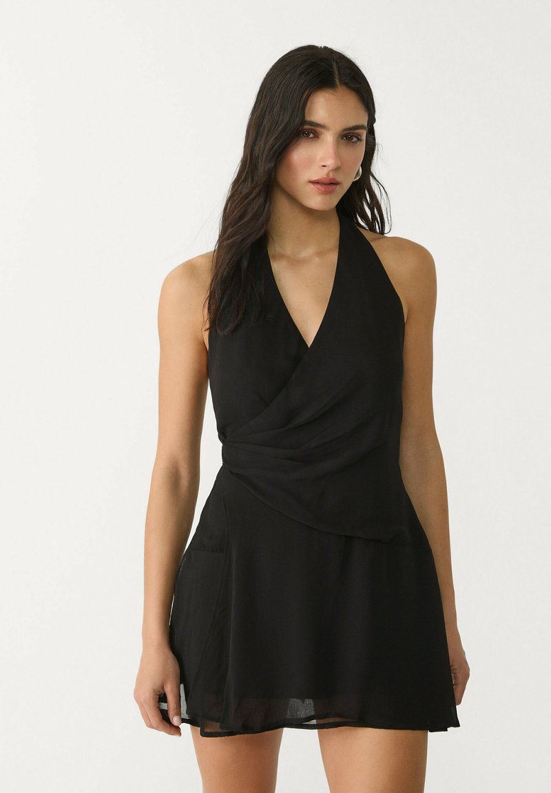 Stradivarius - SHORT FLOWING HALTER - Denné šaty - black, Zväčšiť
