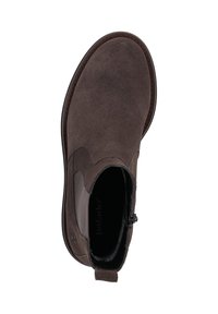 Botín de ante marrón oscuro para hombre con punta redondeada, paneles laterales elásticos y un tirador en la parte posterior, visto desde arriba.