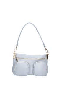 Borsa a tracolla in pelle blu chiaro con una tracolla curva, due tasche anteriori con zip, texture liscia e dettagli in metallo dorato. Forma rettangolare.
