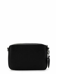 Melna taisnstūra formas ādas soma pāri plecam ar graudainu faktūru, rāvējslēdzēja aizdari un pie rāvējslēdzēja vilkšanas cilpas piestiprinātu mazu apaļu ādas birku.