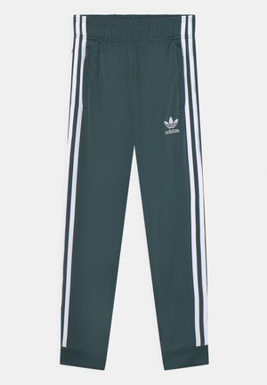Ciemnozielone spodnie dresowe Adidas z białymi bocznymi paskami, elastycznym pasem i logo Adidas trefoil na lewym udzie.