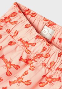 Shorts en tissu rose avec un imprimé homard, dotés d'une taille élastique et d'une fermeture à bouton. La texture semble lisse et légère.