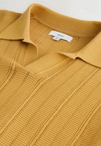 Polo en maille jaune moutarde avec des rayures verticales texturées et un col rabattu, taille moyenne, de la marque NEXT.