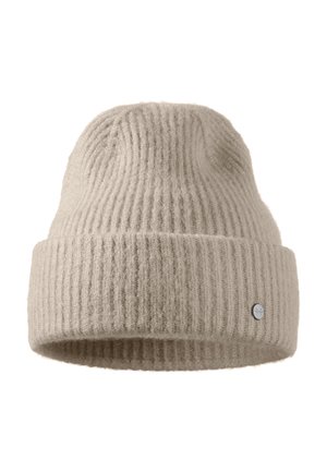 Beige gebreide beanie van zachte wol, met een geribd ontwerp, opgerolde manchet en een klein metalen logo-accent aan de zijkant.