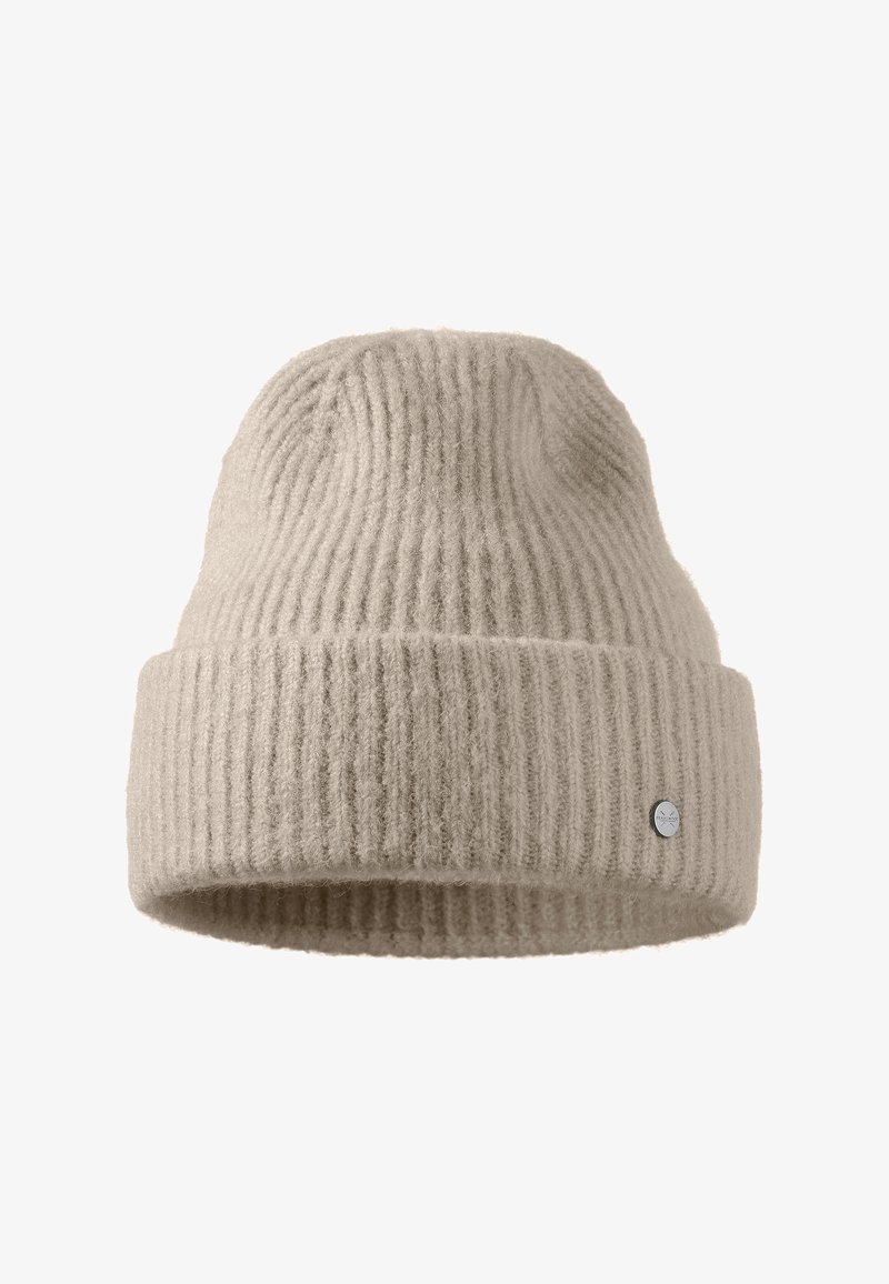 Beige pletená čepice vyrobená z měkké vlny, s žebrovaným designem, ohrnutým lemem a malým kovovým logem na boku.