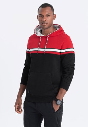 Roter und schwarzer Kapuzenpullover mit grauem Innenfutter, ausgestattet mit horizontalen Streifen und einer Fronttasche. Hergestellt aus weichem Stoff, lässige Passform.