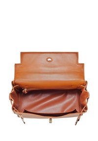 Sac à main en cuir tan avec un design structuré, doté d'un haut ouvert, d'une texture lisse et d'une poche zippée intérieure pour l'organisation.