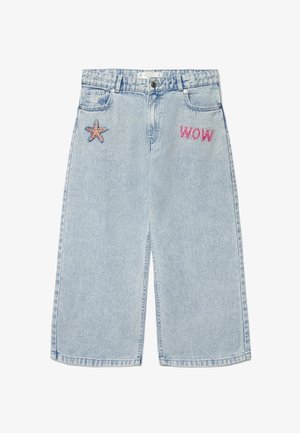 Pantaloncini di denim azzurro chiaro con una toppa a forma di stella marina sulla tasca sinistra e una toppa rosa con la scritta "WOW" sulla parte superiore della coscia destra.