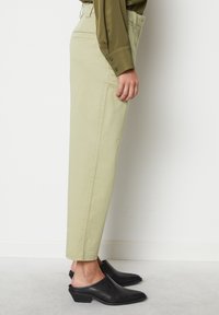 Marc O'Polo MODELL KALNI AUS BIO-STRETCH - Broek - steamed sage