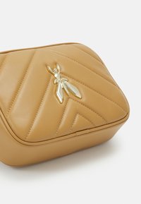 Patrizia Pepe BORSA - Borsa a tracolla - eternitybrown