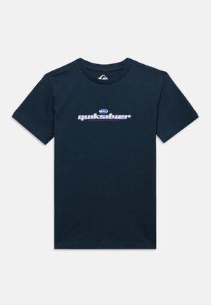 Marineblaues Kurzarm-T-Shirt mit Rundhalsausschnitt und weißem Quiksilver-Logo sowie Text mittig auf der Brust.