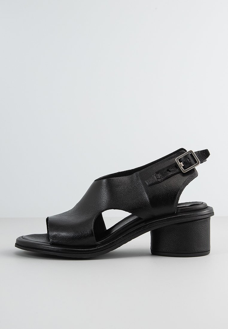 Czarne skórzane sandały z otwartym palcem, smukłym paskiem wokół kostki i grubym obcasem, charakteryzujące się gładką fakturą i minimalistycznym zdobieniem.