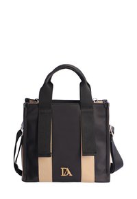 Bolso negro y beige con asas dobles, correa ajustable y un logotipo dorado. Hecho de material sintético, presenta un diseño estructurado.