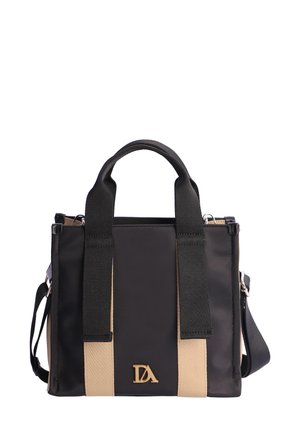 Bolso negro y beige con asas dobles, correa ajustable y un logotipo dorado. Hecho de material sintético, presenta un diseño estructurado.