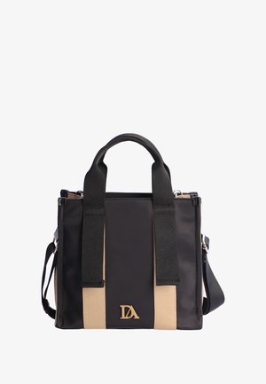 Bolso negro y beige con asas dobles, correa ajustable y un logotipo dorado. Hecho de material sintético, presenta un diseño estructurado.